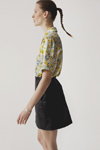 Лукбук MALAIKARAISS AW 21 (наряды и образы: чёрная юбка мини, цветочная разноцветная блуза, коса (причёска))