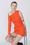 Lookbook Søren Le Schmidt AW 21 (ubrania i obraz: sukienka mini pomarańczowa obcisła, krótka fryzura)