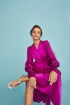 Лукбук Dune SS 2021 (наряды и образы: пурпурное платье, белые босоножки)