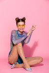 Show Time. Кампания колготок Gabriella SS 2021 (наряды и образы: телесные колготки со звёздами, шорты цвета морской волны, серебряные балетки, разноцветный джемпер)
