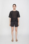 Lookbook de JUST female SS 21 (looks: short negro, top negro)