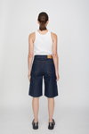 Lookbook JUST female SS 21 (ubrania i obraz: top biały, półbuty czarne, jeansowe szorty niebieskie)