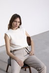 Lookbook de Knit-ted AW21 (looks: top blanco, pantalón gris)