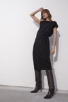 Lookbook von Knit-ted AW21 (Looks: schwarzes Kleid, braune Stiefel)