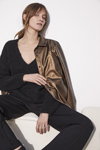 Lookbook Knit-ted AW21 (ubrania i obraz: pulower czarny, spodnie czarne, skórzana kurtka brązowa)