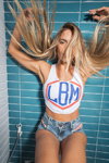 Kampagne von Labellamafia SS 21 (Looks: weißes kurzes Top, himmelblaue Jeans-Shorts)