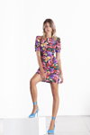Лукбук Odi et Amo SS 2021 (наряды и образы: цветочное разноцветное платье мини, голубые шпильки)