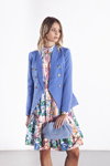 Лукбук Odi et Amo SS 2021 (наряди й образи: квіткова різнокольорова сукня, блакитний жакет, блакитний клатч)