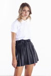 Лукбук Odi et Amo SS 2021 (наряды и образы: белая блуза с коротким рукавом, чёрная юбка мини плиссе)