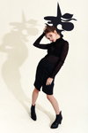 Kampania Pleiades Spring 2021 (ubrania i obraz: botki damskie czarne, spódnica czarna, pulower czarny)