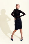 Kampania Pleiades Spring 2021 (ubrania i obraz: pulower czarny, spódnica czarna)