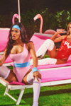 Dessous-Kampagne von PrettyLittleThing Halloween 2021 (Looks: weiße Overknees, rosaner geschlossener Badeanzug, , rosane Sandaletten, weiße Kniehohe Stiefel, roter geschlossener Badeanzug)