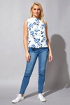 Roman Originals SS 2021 lookbook (looks: white flowerfloral top, sky blue jeans, white sneakers)