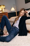 Kampagne von Hunkydory AW 21 (Looks: blaue Jeans, schwarze Stiefeletten, gestreifte blau-weiße Bluse, schwarzer Blazer)