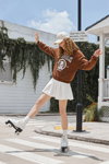 BACK TO COOL. Kampania SHEIN (ubrania i obraz: spódnica mini biała, pulower z napisem brązowy, bejsbolówka biała, skarpetki bawełniane białe)