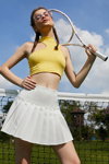 BACK TO COOL. Kampania SHEIN (ubrania i obraz: spódnica mini plisowan biała, krótki top żółty)
