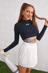 BACK TO COOL. Kampania SHEIN (ubrania i obraz: spódnica mini plisowan biała, krótki pulower czarny, podkolanówki bawełniane białe)