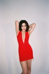 LOVE AIRLINES. Лукбук FROLOV (наряды и образы: красное облегающее платье мини с декольте)
