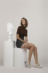 Кампания Unisa AW 2021/22 (наряды и образы: коричневый джемпер, серая юбка мини, бежевые туфли)