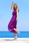 Campaña de Unisa SS 2021 (looks: vestido púrpura, sandalias de tacón blancas)