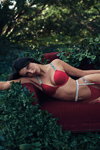 Bella Hadid. Dessous-Kampagne von Victoria's Secret Holiday Collection 2021 (Looks: rote Halterlose Strümpfe)