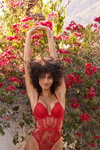 Imaan Hammam. Dessous-Kampagne von Victoria's Secret Valentine’s Day 2021 (Looks: roter Body aus Guipure-Spitze)