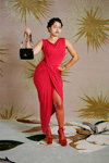 Кампания Vivienne Westwood SS21 (наряды и образы: красное вечернее платье с запахом)