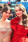 Emilia Jones y Amy Forsyth. Ceremonia de apertura — Premios Óscar 2022. Parte 1