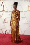 Lupita Nyong'o. Ceremonia de apertura — Premios Óscar 2022. Parte 2 (looks: vestido de noche dorado)