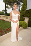Wallis Day. amfAR Gala Cannes 2022 (looks: whiteevening dress with slit)