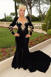 Christina Aguilera. amfAR Gala Cannes 2022 (ubrania i obraz: suknia wieczorowa z dekoltem czarna, blond (kolor włosów))