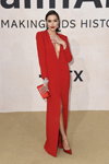 Olivia Culpo. amfAR Gala Cannes 2022 (Looks: rotes Abendkleid mit Schlitz mit Ausschnitt, roter Clutch)