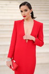 Olivia Culpo. amfAR Gala Cannes 2022 (ubrania i obraz: suknia wieczorowa z rozcięciem z dekoltem czerwona, kopertówka czerwona)