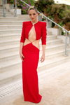 Pom Klementieff. amfAR Gala Cannes 2022 (ubrania i obraz: suknia wieczorowa z dekoltem czerwona)