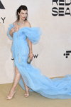 Мілла Йовович. amfAR Gala Канни 2022 (наряди й образи: блакитна вечірня сукня з розрізом, бежеві босоніжки)