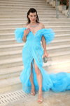 Milla Jovovich. amfAR Gala Cannes 2022 (Looks: himmelblaues Abendkleid mit Schlitz, Beige Sandaletten)
