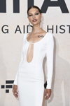 Faretta. amfAR Gala Cannes 2022 (ubrania i obraz: suknia wieczorowa z dekoltem biała)