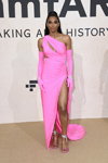 Ciara. amfAR Gala Cannes 2022 (ubrania i obraz: suknia wieczorowa z rozcięciem różowa, długie rękawiczki różowe, sandały różowe)