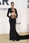 Cindy Bruna. amfAR Gala Cannes 2022 (ubrania i obraz: suknia wieczorowa z dekoltem czarna)