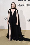 Claire Foy. amfAR Gala Cannes 2022 (ubrania i obraz: suknia wieczorowa z rozcięciem z dekoltem czarna)