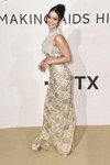 Vanessa Hudgens. amfAR Gala Cannes 2022 (ubrania i obraz: suknia wieczorowa beżowa)