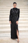 Sara Sampaio. amfAR Gala Cannes 2022 (ubrania i obraz: suknia wieczorowa czarna, sandały czarne)
