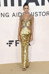 Izabel Goulart. amfAR Gala Cannes 2022 (ubrania i obraz: suknia wieczorowa złota)