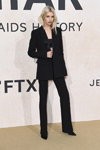 Stella Maxwell. amfAR Gala Cannes 2022 (looks: traje de pantalón negro)