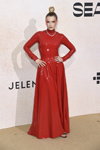 Camille Razat. amfAR Gala Cannes 2022 (ubrania i obraz: suknia wieczorowa czerwona)