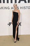 Caroline Daur. amfAR Gala Cannes 2022 (ubrania i obraz: suknia wieczorowa z rozcięciem czarna, sandały czarne, blond (kolor włosów))