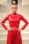 Camille Razat. amfAR Gala Cannes 2022 (looks: vestido de noche rojo)