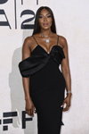 Naomi Campbell. amfAR Gala Cannes 2022 (ubrania i obraz: suknia wieczorowa czarna)
