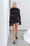 Pokaz A. ROEGE HOVE — Copenhagen Fashion Week AW22 (ubrania i obraz: pulower czarny, półbuty czarne, blond (kolor włosów))