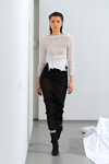 Modenschau von A. ROEGE HOVE — Copenhagen Fashion Week AW22 (Looks: weißer Pullover, schwarzer anliegender Rock)